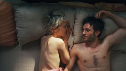 Bild: Felix Pflieger/DCM Film/dpa
Spielen in „Allegro Pastell“ ein Paar in der Krise: Sylvaine Faligant und Jannis Niewöhner.