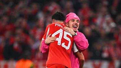 Bild: Tom Weller/dpa
Von Kopf bis Fuß in Pink: Bayern Münchens Nachwuchskicker Lennart Karl.