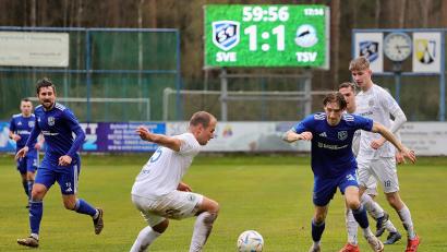 Bild: Rudolf Walberer
An die Leistung beim 2:1-Erfolg gegen favorisierte Gäste aus Bogen am Karsamstag will der SV Etzenricht (blaue Trikots) am Samstag gegen Tegernheim anknüpfen.