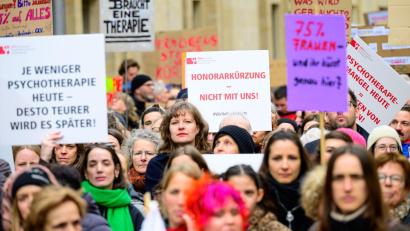 Symbolbild: Soeren Stache/dpa
Teilnehmer einer Kundgebung des Aktionsbündnisses Psychotherapie demonstrieren am Gesundheitsministerium gegen die Kürzungen der Honorare ambulanter Psychotherapeuten. „Seit 1. April verdienen wir bei rund 55 Wochenstunden unser uns zustehendes Gehalt“, sagt die Amberger Psychotherapeutin Susanne Kohlhoff.