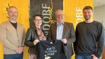 Bild: Andreas Hofmeister, Stadt Schwandorf
Wünschten Katrin Urmann Kellner (Zweite von links) einen guten Start bei der Stadt Schwandorf (von links): Armin Rank (Leiter Wirtschaftsförderung), Oberbürgermeister Andreas Feller und Stefan Mois (Personalratsvorsitzender).