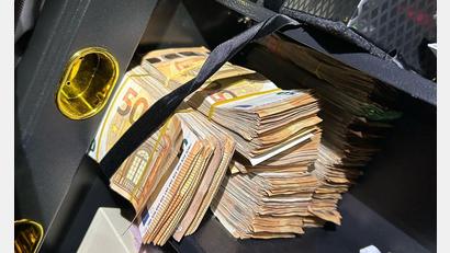Bild: Hauptzollamt Köln/dpa
Bei einem Einsatz gegen Schwarzarbeit haben Ermittler auch größere Mengen Bargeld beschlagnahmt.