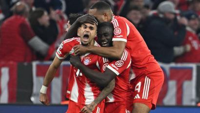 Bild: Sven Hoppe/dpa
Wenn Männer jubeln wie kleine Kinder: Luis Diaz (links) feiert mit Dayot Upamecano und Jonathan Tah sein erlösendes Tor zum 3:3.