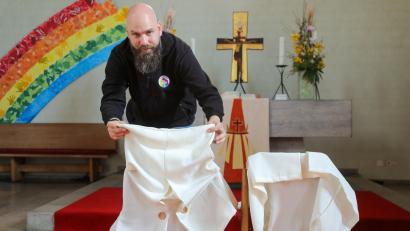 Archivbild: Wolfgang Steinbacher
Pfarrer David Scherf erläutert die Aktion "Einfach heiraten". In Amberg haben am 26. Juni alle Paare die Möglichkeit zu heiraten – auch ganz spontan.