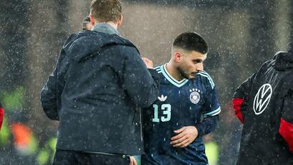 Bild: Christian Charisius/dpa
Julian Nagelsmann (l.) und Deniz Undav (r.) auf dem Rasen nach dem WM-Test gegen Ghana. (Archivbild)