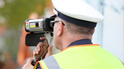 Bild: PB / Weingärtner
Die Polizei präsentiert die Ergebnisse des Blitzmarathons in der Oberpfalz. Bei über 21.000 Fahrzeugen hatten die Beamten 393 Geschwindigkeitsverstöße festgestellt.