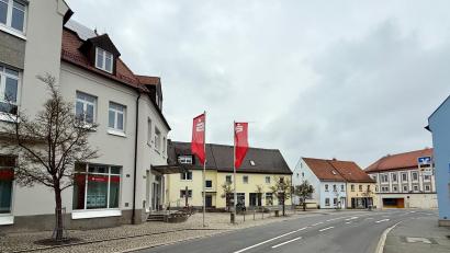 Bild: Gabi Schönberger
Die Sparkasse zieht ihre Mitarbeiter in der Verwaltung in Neustadt ab und macht Platz für die Beschäftigten des Landratsamtes. Der Kundenbereich der Bank bleibt in der Knorrstraße.
