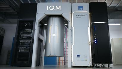 Bild: Malin Wunderlich/dpa
Der europäische Quantencomputer Euro-Q-Exa des finnischen Unternehmens IQM in Garching bei München. In dem Rechner steckt auch deutsche Technologie. (Archiv)