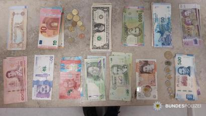 Bild: -/Bundespolizeidirektion München/dpa
Einen Rucksack mit umgerechnet 5.260 Euro in dreizehn verschiedenen Währungen hat ein Tourist aus Paraguay in einer Münchner S-Bahn vergessen.