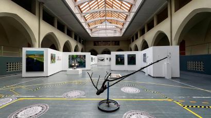 Bild: Petra Vorsatz
Lichthof des ehemaligen Augustiner-Seminars, jetzt Klinikum, in Weiden (Vorjahresausstellung).