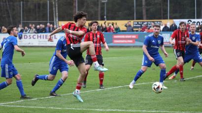 Bild: Dieter Jäschke
Caner Gümüsbas (Mitte, rot) erzielte das 1:0 für den SC Luhe-Wildenau im Derby gegen Etzenricht.