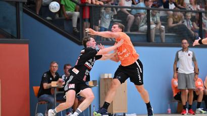 Archivbild: Wolfgang Zink
David Sehnke (links) hier bei einem Testspiel des HC Erlangen gegen Schaffhausen. Mittlerweile hat der Sulzbacher seine ersten Bundesligaspiele absolviert.