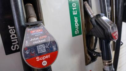 Bild: Peter Kneffel/dpa
In Bayern tankt es sich zurzeit besonders teuer. (Archivbild)