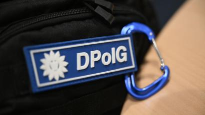 Bild: Marijan Murat/dpa
Fenster am Gebäude der Deutschen Polizeigewerkschaft wurden eingeschlagen. (Symbolbild)