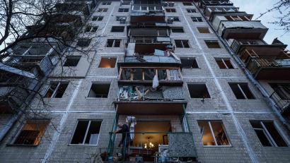 Bild: Evgeniy Maloletka/AP/dpa
Nach heftigen russischen Angriffen beklagt die Ukraine fast 20 Tote.