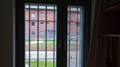 Symbolbild: Jens Büttner/dpa
Für zwei Männer, die Waren aus Baumärkten gestohlen hatten, gibt es nun Gefängnisstrafen.