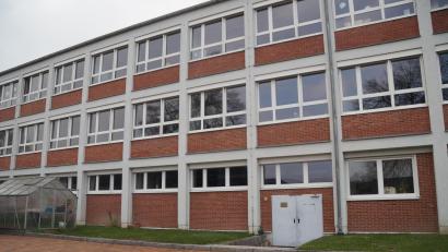 Bild: wel
An das untere Bestandsgebäude, in dem auch die Heizung untergebracht ist, kommt ein Hackschnitzelbunker für die neue Hackschnitzelheizung hin