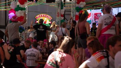 Bild: Clara Margais/dpa
Stimmung „unfassbar gut“: Im Bierkönig wird wieder gefeiert.