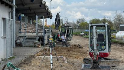 Bild: Petra Hartl
Das Stadion am Schanzl in Amberg ist derzeit kaum wiederzuerkennen. Hier laufen die Arbeiten für die Erneuerung der gesamten Leichtathletikanlage.