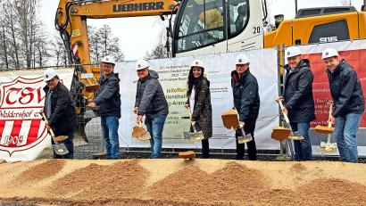 Bild: Matthias Bäumler
Beim Spatenstich für die Hammerrang-Arena (von links): Bauleiter Peter Velme, Dieter Hofmann, Chef der Firma HD-Bau, Fußball-Vorstand Stefan Schindler, Bürgermeisterin Margit Bayer, Vorstandssprecher Bernd Aßmann, Landrat Roland Grillmeier und Andreas Malzer vom BLSV.