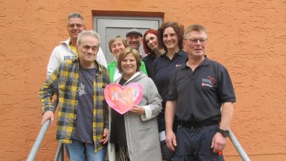 Bild: Hans Seidl
Hospizgast Sigi (vorne, links) trifft in Roding die Sängerin Nicki. Möglich waren das Treffen und die Reise nach Roding dank der Unterstützung durch den Verein "Zusammen erreichen wir mehr", dem Herzenswunsch-Krankenwagen der Malteser und dem Hospiz Sankt Felix.