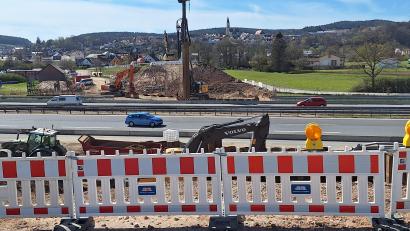 Bild: bl
Die Brücken-Baustelle an der A 93 bei Nabburg bleibt noch bis Ende 2026. Im Juni kommt zwischen Schwarzenfeld und Schwandorf eine weitere Baustelle hinzu: In Fahrtrichtung Regensburg wird die Oberfläche erneuert.