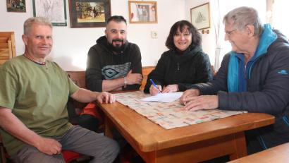 Bild: pi
Zlata Reber (Zweite von rechts) freut sich mit Ehemann Wolfgang und Sohn David (von links) schon auf die Wiederöffnung der Alten Mühle Gehenhammer am 1. Mai. Das gilt bei der Unterzeichnung des Pachtvertrags auch für den OWV-Vorsitzenden Manfred Janker (rechts).