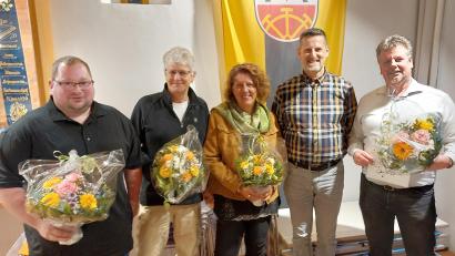 Bild: mfh
Der Rathauschef verabschiedete die vier Gemeinderäte (von links) Benjamin Rischkau, Heinz Marschalek, Sonja Kurz, Bürgermeister Roman Berr und Ernst Scharr.