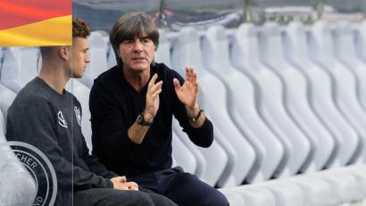 Bild: Robert Michael/dpa-Zentralbild/dpa
Joachim Löw (r) erklärt in einem Interview die gefragten heutigen Spielertypen und nennt beispielhaft auch Joshua Kimmich. (Archivbild)