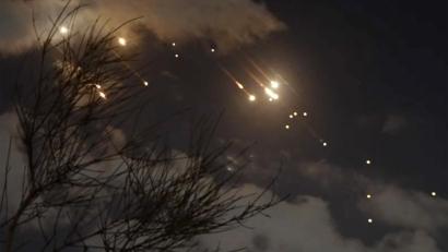 Symbolbild: Associated Press/dpa
Dieses Bild könnte so aus einem der Albträume von Florian Bindl stammen. Es zeigt einen Raketenangriff, der die Luftabwehr des angegriffenen Staates überwindet.