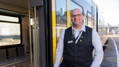 Bild: Lorenz Bee/Allianz pro Schiene/dpa
Der Zugbegleiter Ronald-Phillip Tolkiehn erhält den Preis Eisenbahner mit Herz.