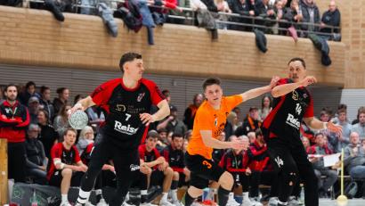 Bild: Lea Platzer
Simon Sehnke (links am Ball) steht mit der SG Regensburg vor dem Aufstieg in die dritte Liga.