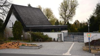 Bild: fdl
Bei einem Ortstermin vor der Ausschusssitzung beratschlagten sich die Mitglieder über den Antrag von Karl Merkl, wegen Errichtung eines Behindertenparkplatzes direkt am Haupteingang.