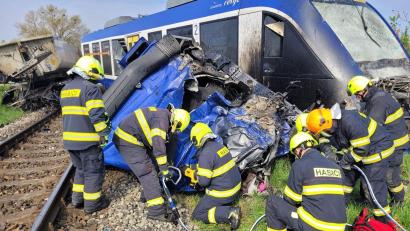 Bild: -/Feuerwehr- und Rettungsdienst Trnava/TASR/dpa
Feuerwehrleute arbeiten am Unglücksort, wo ein Personenzug und ein Lastwagen zusammengestoßen sind. Bei dem Unglück kam eine Person ums Leben, 21 Menschen wurden verletzt.