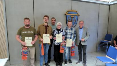 Bild: bsc
Mit Urkunden und Geschenken verabschiedete Bürgermeister Oskar Schuster (rechts), die Gemeinderäte (von links) Markus Kellner, Maximilian Heindl, Karl Zeh, Gertraud Wildenauer und Michael Paukner.