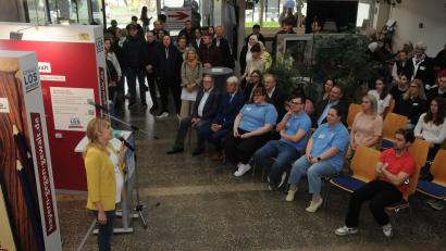 Bild: ge
VHS-Leiterin Claudia Mai hatte mit ihrem Team das Angebot rund um die Ausstellung im LCC zusammengestellt.