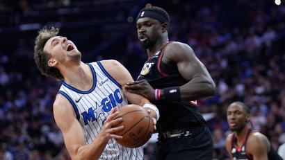 Bild: Matt Slocum/AP/dpa
Musste mit Orlando eine Niederlage in Philadelphia hinnehmen: Franz Wagner (li).