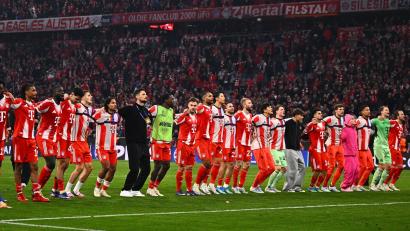 Bild: Tom Weller/dpa
Die Stars des FC Bayern lassen sich feiern.