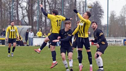 Bild: Gebert
Am vergangenen Sonntag trennten sich der FC Tirschenreuth (schwarze Trikots) und der SV Poppenreuth im Spitzenspiel der Kreisliga 2 torlos. Am 22. Spieltag empfängt der Tabellenzweite SV Poppenreuth den ASV Wunsiedel, der drittplatzierte FC Tirschenreuth reist zu Union Selb.
