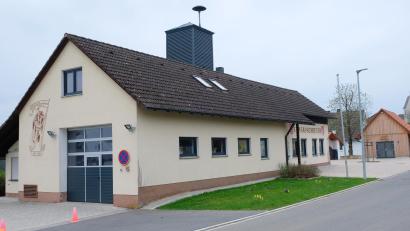 Bild: Robert Dotzauer
Verbunden mit der Anschaffung eines Mannschaftstransporters (MTW) ist die Notwendigkeit eines Anbaues an das schmucke Feuerwehrgerätehaus der Feuerwehr Sassenreuth.