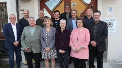 Bild: mrr
Bürgermeister Erwin Geitner (links) und seine Stellvertreter Josef Weinfurtner (Neunter von links) und Gerhard Schnabel (Zweiter von rechts) verabschiedeten die Markträte Armin Hofrichter., Josef Spies, Engelbert Müllner, Erika Müllner, Phillip Haas, Marlies Grill, Helmut Bauer, Evi Teich und Dieter Teich (von links).
