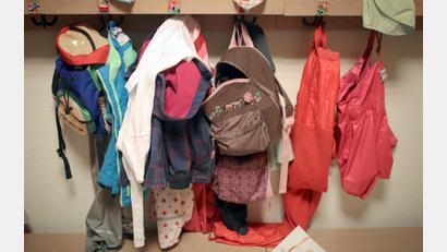 Symbolbild: Fredrik von Erichsen/dpa
Jacken und Rucksäcke von Kindern hängen in einer Kita. In Königstein wird die Kindertagesstätte demnächst fertig gestellt. Der Marktrat befasste sich auch mit den Gebühren für die Betreuung der Kinder.