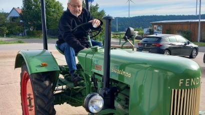Bild: hka
Erhard Nitzbon sitzt auf seinem eigenhändig restaurierten Fendt-Schlepper. Am 1. Mai ist die erste Ausfahrt des Jahres.