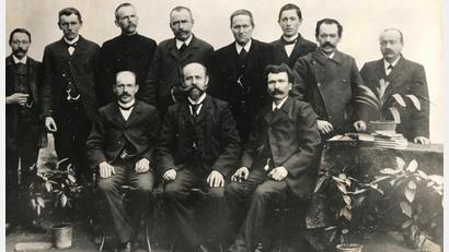 Archivbild: Archiv Norbert Weis
13 Männer gründeten im Februar 1901 den damaligen Gesangverein Illschwang (heute Männergesangverein Illschwang); zum 1.Vorsitzenden wurde Oberlehrer Florian Graml (Bildmitte sitzend) gewählt.