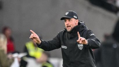 Bild: Harry Langer/dpa
Hat schwierige Partien vor sich: VfB-Trainer Sebastian Hoeneß. (Archivbild)