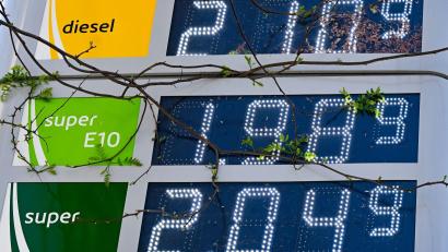 Bild: Bernd Weißbrod/dpa
Vor dem Preissprung am Mittag gab es an einigen Tankstellen Benzin für weniger als 2 Euro.