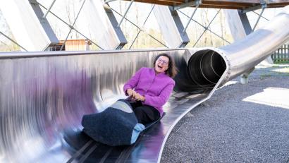 Bild: Bildarchiv Bayerischer Landtag/Lennart Preiss/exb
Bei der Besichtigung der Erlebnisholzkugel wagte sich Ilse Aigner (CSU), die Präsidentin des Bayerischen Landtags, in die Riesenrutsche der Kugel.