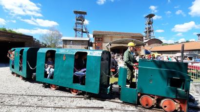 Archivbild: Brigitte Grüner 
Bei trockenem Wetter fährt die Grubenbahn auf dem Maffei-Freigelände. Sie kommt nicht nur bei den kleinen Besuchern gut an.
