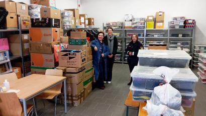 Bild: Guggenberger
Über die Vielzahl an Spenden für das Ankerzentrum Regensburg und die Unterstützung der Aktion durch viele angehende Polizeibeamte freuten sich die Organisatoren und der Seminarleiter.