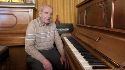 Bild: Lukas Büchold
Walter Helm an einem von seinem Vater gebauten Klavier. Das einzige Klavier, das in seinem Laden unverkäuflich ist.